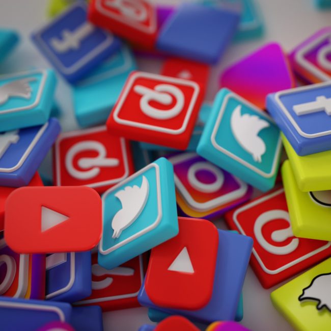 Pile of social media logo Digital Experts 2018 formation reseaux sociaux Designed by Freepik2